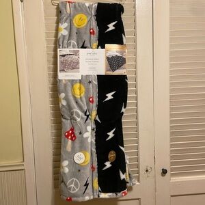 Double sided plush throw blanket